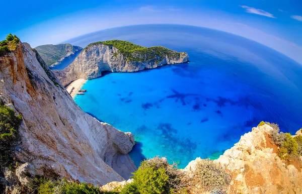 Zakynthos Navagio-öböl. Hajótörés strandra néző felülről. Egyértelmű wa — Stock Fotó