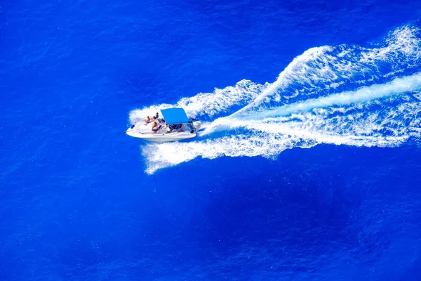 Veleiro que navega ao longo da costa em Zakynthos, Grécia — Fotografia de Stock