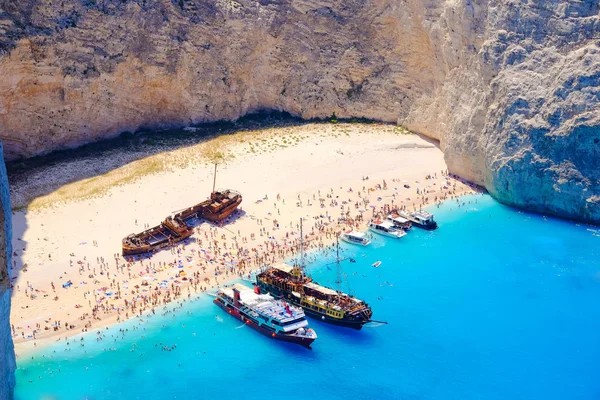 Boote vor Anker am Strand von Navagio, Zakynthos. Berühmter Schiffbruch auf — Stockfoto