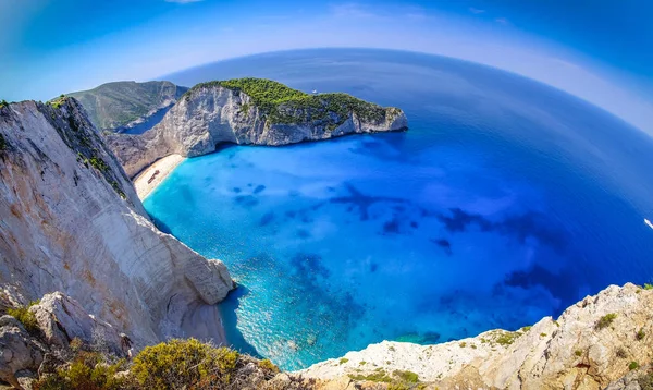 Zakynthos strand. Csónakok és c Navagio-öböl-panoráma — Stock Fotó