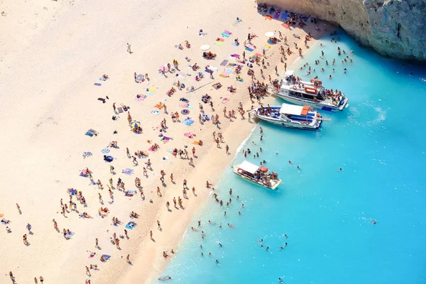 Turystów na piasek plaży Navagio Zakynthos Grecja. — Zdjęcie stockowe
