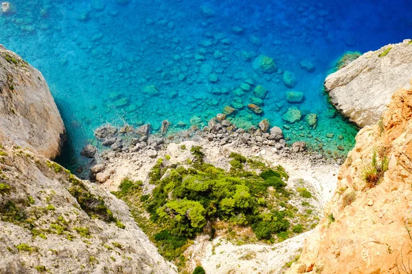 Rocky beach with clear blue water on the island Zakynthos, Gree — стоковое фото