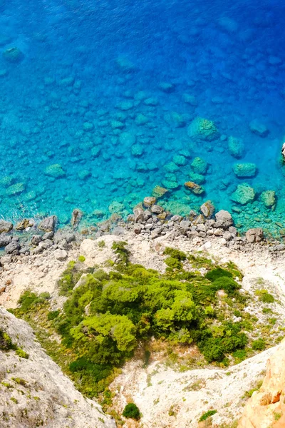 Praia rochosa com águas azuis claras na ilha Zakynthos, Gree — Fotografia de Stock