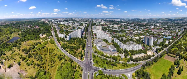 Panorámás kilátás nyílik a város kapujában Kisinyov — Stock Fotó