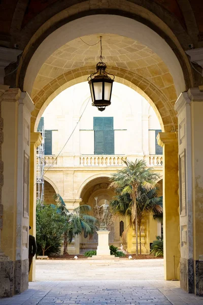 Las calles de la ciudad de La Valeta - Malta con casas tradicionales — Foto de Stock