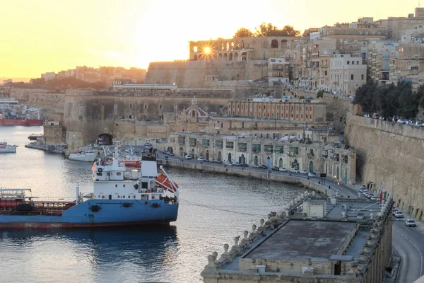 Valleta, Malta gün batımı. Eski liman bakış gün batımında