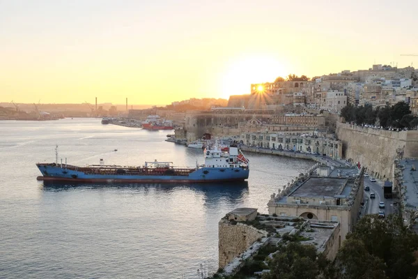 Sunset in Valleta, Malta. Old harbour at sunset with overview of — Stock Photo, Image