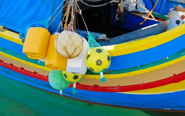 Luzzu slavné rybářské lodě v Marsaxlokku - Malta — Stock fotografie