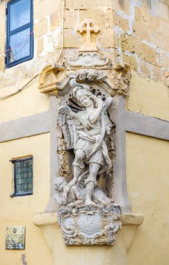 Temsil eden bir Aziz heykeli. Bir çok geleneksel yapı