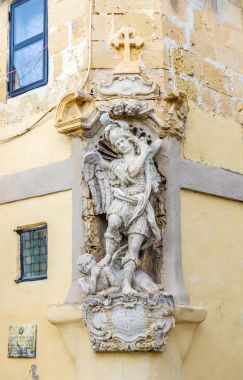 Temsil eden bir Aziz heykeli. Bir çok geleneksel yapı