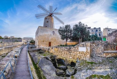 Eski geleneksel Malta yel değirmeni. Şimdi önemli bir turistik
