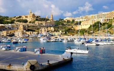 Gozo, Malta. Malta'da boyutunda ikinci ada. Liman görüntülemek wi