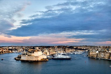 Alacakaranlıkta - Malta Valletta Kalesi. Panorama. Fort Saint Angelo