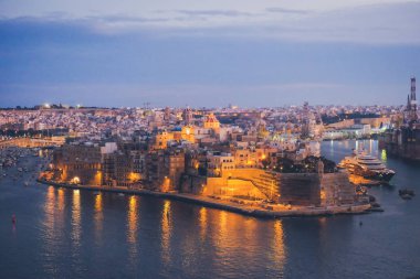 Fort Saint Angelo Valletta alacakaranlıkta. Malta.