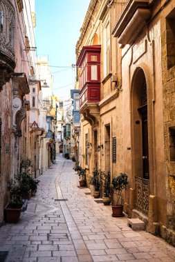 Valletta ikonik dar şehir sokaklarını gün batımında
