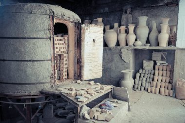 Fes (Fez) CIT geleneksel Fas atölyesinde seramik yapma