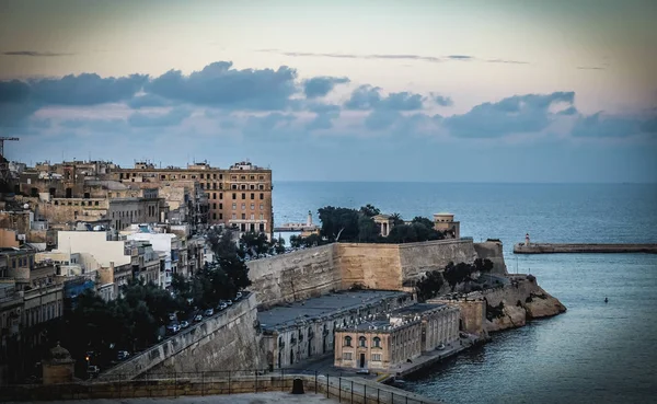 Valletta festung in der dämmerung - malta — Stockfoto