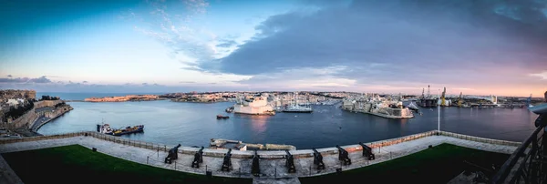 Valletta festung in der dämmerung - malta. Panorama — Stockfoto