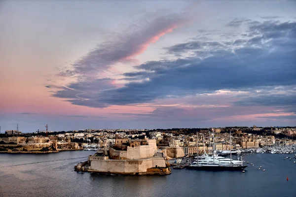 Alacakaranlıkta - Malta Valletta Kalesi. Panorama — Stok fotoğraf