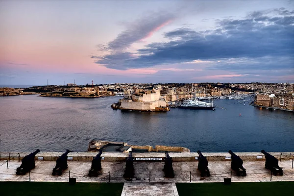 Valletta festung in der dämmerung - malta. Panorama — Stockfoto