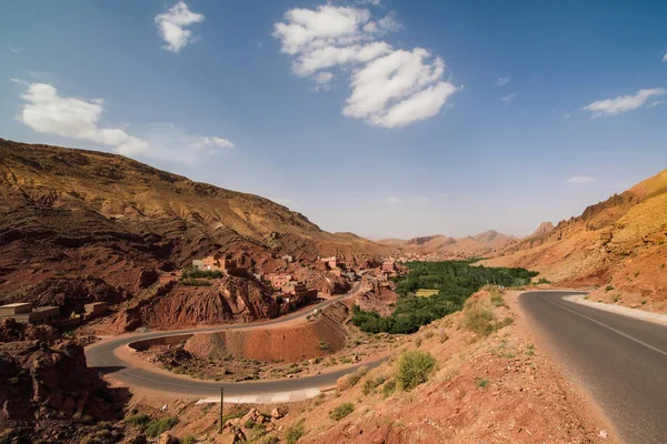Fas Dades kanyonda ve Atlas Dağları t