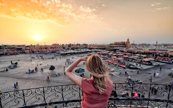 Jamaa el-Fna markette Marakeş günbatımı. İzlerken turist sh