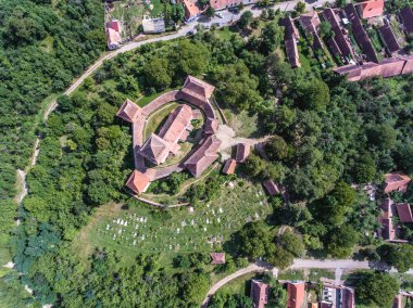 Yukarıda da görüleceği gibi Viscri kilise. Bir dron havadan görünümden. Visc