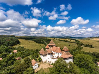 Viscri chruch bir dron hava manzara. Transilvanya, Romanya.