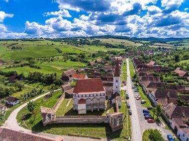 Müstahkem kilise Cloasterf. Sakson köyde geleneksel: Tra