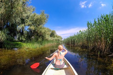 Tuna Delta kanallarında tekne ile yelken kadın