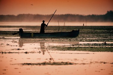 Geleneksel balıkçı Delta Dunarii sunrise, balık yakalamak,