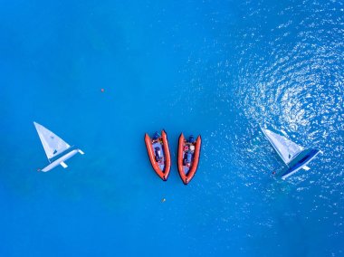 Açık mavi deniz yatlar ve Hidrolik tahrikli kurtarma hız botları ancored