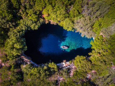 Melissani mağara enterin turistlerle yukarıdan izlendi Kefalonia