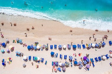 Yüzme Egremni Beach Lefkada turist rahatlatıcı sahilde, bir