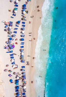 Turistler Lefkada yüzme ve p Egremni sahilde rahatlatıcı
