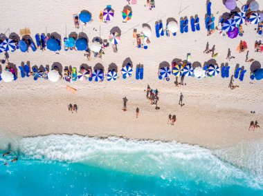 Turistler Lefkada yüzme ve p Egremni sahilde rahatlatıcı
