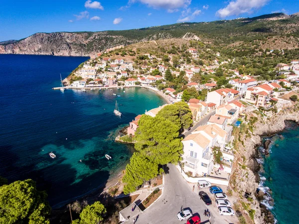 Vista aérea sobre a praia de Assos Kefalonia com águas azuis claras e — Fotografia de Stock