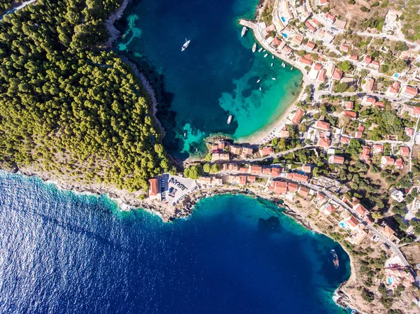 Kefalonia assos dorf in griechenland von oben gesehen — Stockfoto