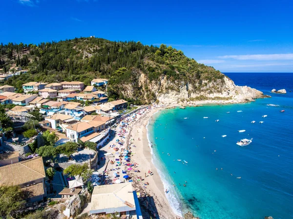 Lefkada Agios Nikitas Playa con los turistas en la playa de arena y — Foto de Stock