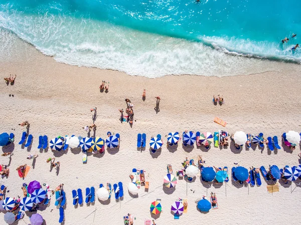Widok z lotu ptaka Koroni Lefkada Beach z turystów relaksujący na t — Zdjęcie stockowe