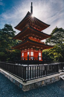 Kyoto Budist tapınağı ve Japonya'da pagoda. Sanatsal yorumu.