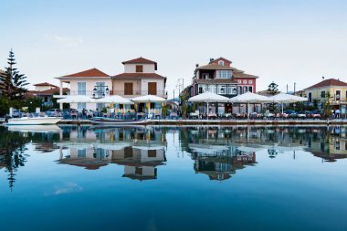 Lefkada şehir sahil güneş battıktan sonra Lekfada Island, Yunanistan