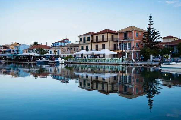 Passeio pela cidade de Lefkada após o pôr do sol na Ilha Lekfada, Grécia — Fotografia de Stock