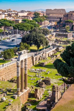 Roma yukarıdan. Kolezyum ve Roma Roma Forum havadan görünümü
