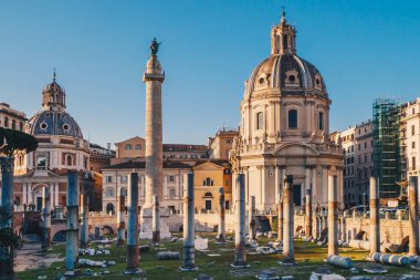 Roma, İtalya Roma Forumu yakınındaki Trajan'ın Forum gündoğumu