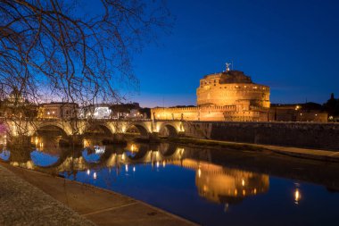Roma Sant' Angelo Kalesi ve Saint Angelo Köprüsü gece