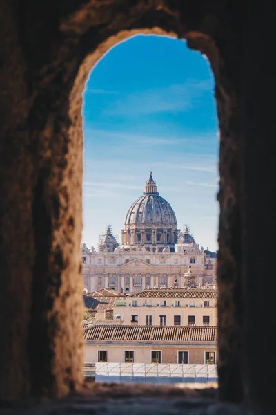 Blick auf die vatikanische Stadt und die Petersbasilika vom Castel Sa — Stockfoto