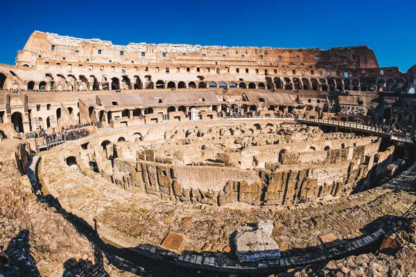 Panoramatický pohled uvnitř Římské Koloseum v Římě, Ita — Stock fotografie