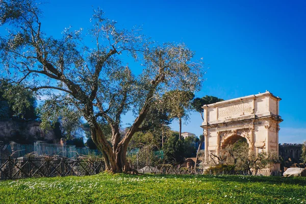 Арка Тіта на Via Sacra римської дороги в Римі, Італія — стокове фото