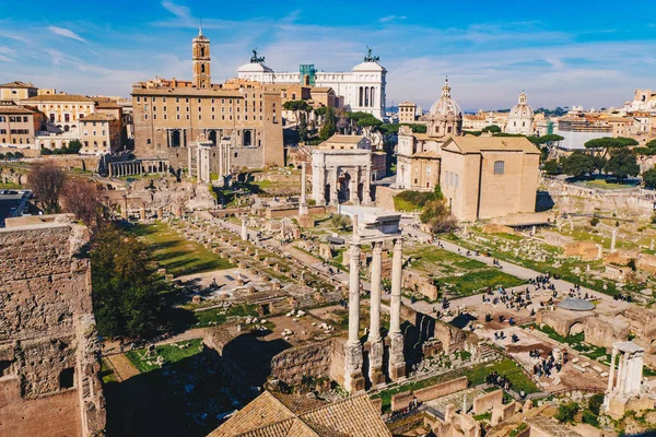 El Foro Romano (Foro Romano) y las ruinas romanas vistas desde el P — Foto de Stock